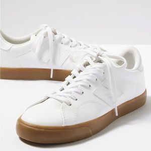 New Balance CT210 white sneaker. Sz 9 women and/or 7.5 men (unisex). New in box!